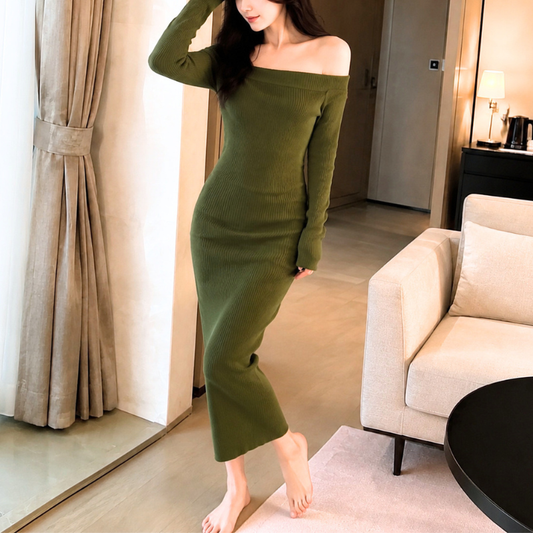 カーキのニットワンピースを着用した女性の全身。裾まで見える長めの丈と、肩見せから足元までのシルエットが分かる写真