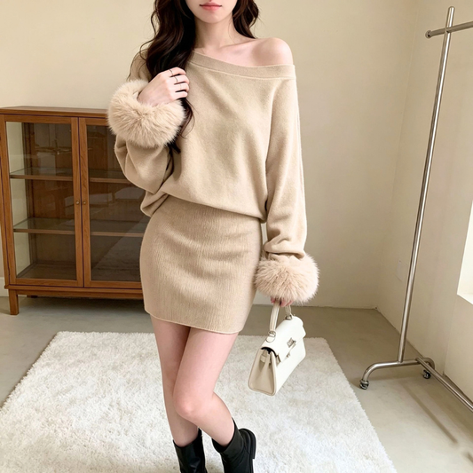 ベージュのニットミニワンピースを着た女性。髪に手を添え、バッグを持った正面の立ち姿
