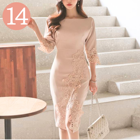 【さりげない肌見せが媚びない色気を】ピンクベージュレーススリット入りボートネックタイトワンピース