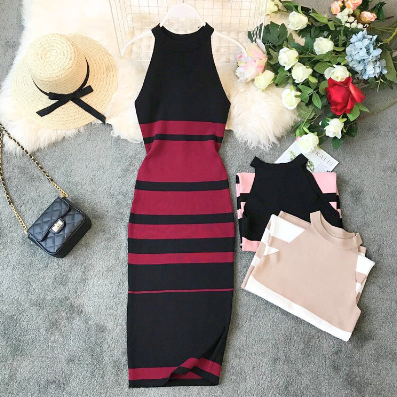 ブラック×レッドのカラーリングが映えるニットワンピ平置き