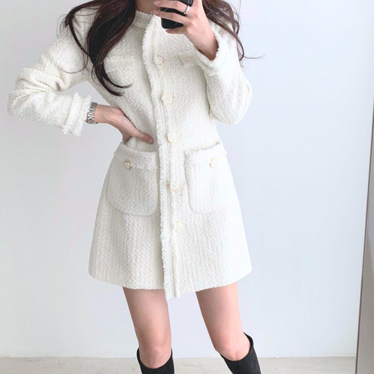 アイボリーのパイピングツイードミニワンピースを着用した正面コーデ