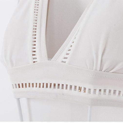 【男ウケ水着】深めVネック白シンプルビキニ | エロい格好・男モテ水着・セクシーな水着姿におすすめ