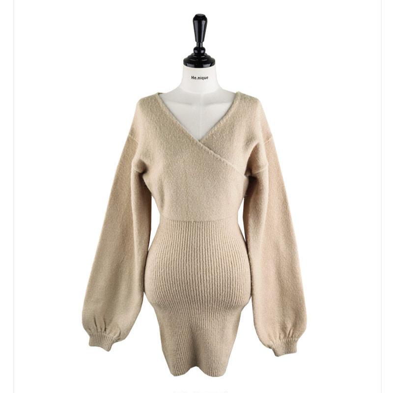 正面から撮影したベージュの2wayカシュクールニットワンピース(トルソー着用写真)