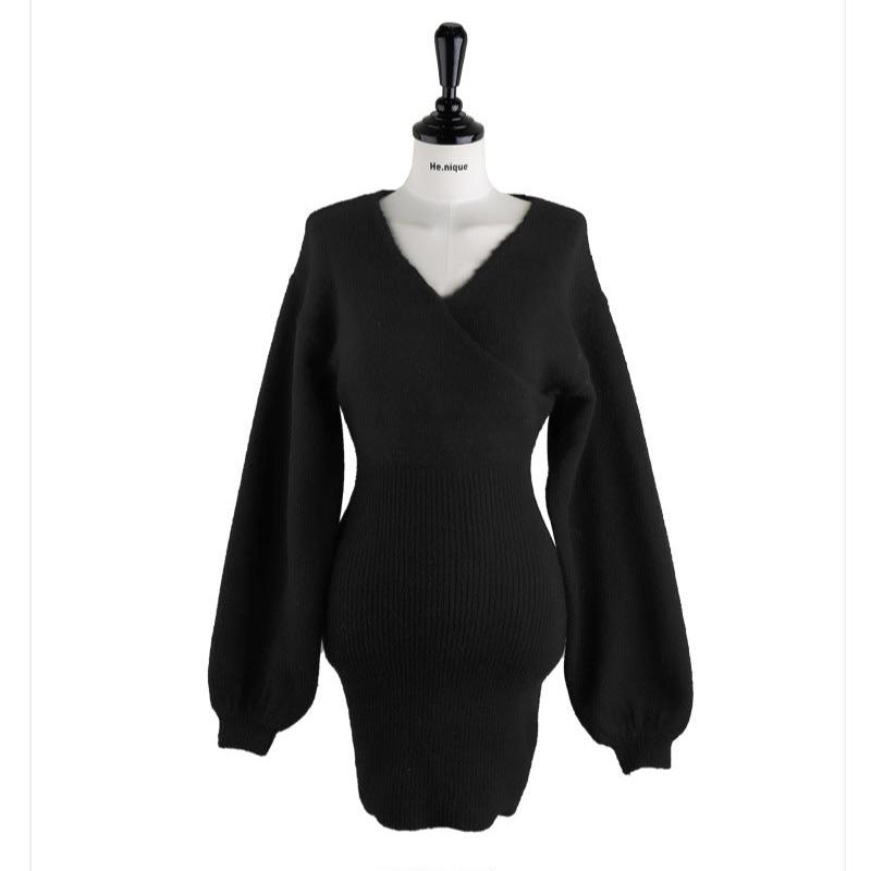 正面から撮影したブラックの2wayカシュクールニットワンピース(トルソー着用写真)