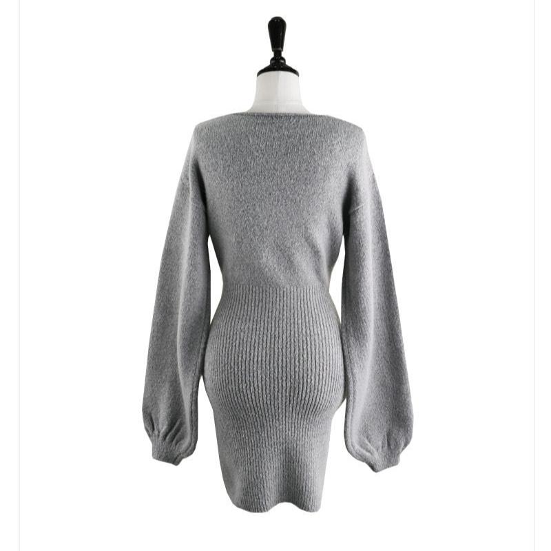 背面から撮影したグレーの2wayカシュクールニットワンピース(トルソー着用写真)