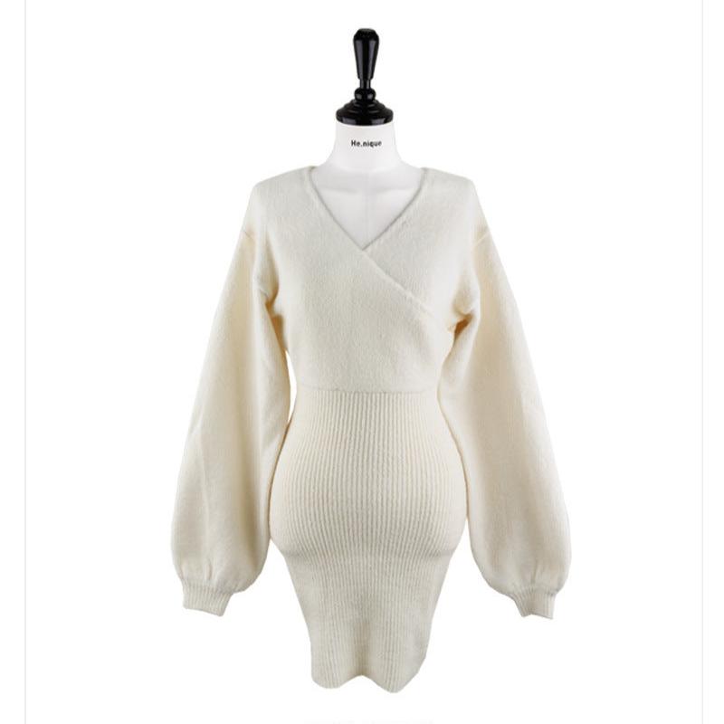 正面から撮影したアイボリーの2wayカシュクールニットワンピース(トルソー着用写真)