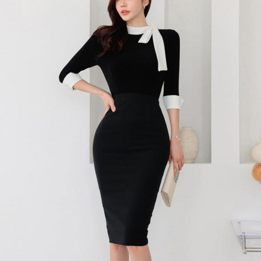 7分袖リボン付きタイトワンピースを着た女性(正面)