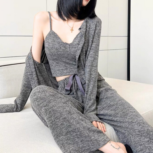 上品なニット3点セットでルームスタイルを楽しむ女性