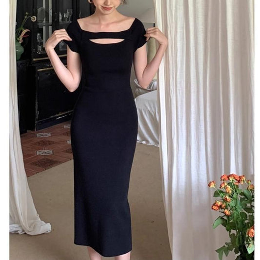 【男ウケ服】夏デート服:カットアウトデザイン付きニットタイトワンピース | 体のラインが出る・肌見せできるモテ服を探す大人女子におすすめ