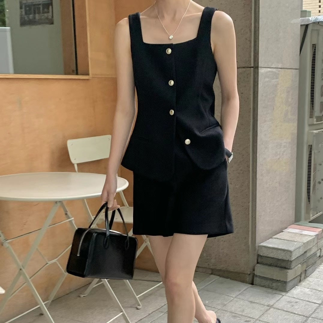 【男ウケ服】夏のデート服:ノースリーブロングジレベスト×ショートパンツ セットアップ | 体のラインが出る・肌見せできるモテ服を探す大人女子におすすめ