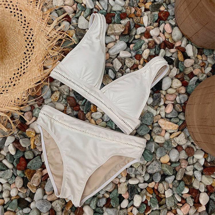 【男ウケ水着】深めVネック白シンプルビキニ | エロい格好・男モテ水着・セクシーな水着姿におすすめ