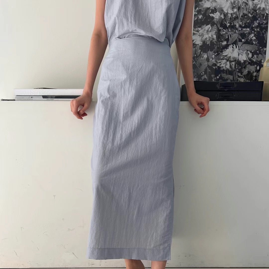 【男ウケ服】夏のデート服:ノースリトップス×スリットスカート セットアップ | 体のラインが出る・肌見せできるモテ服を探す大人女子におすすめ