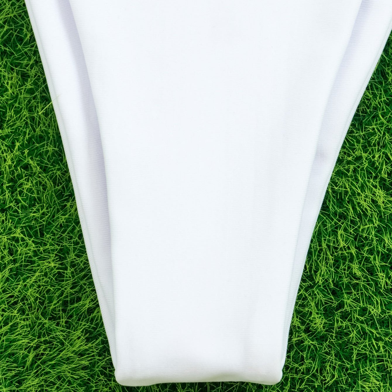 【男ウケ水着】ホールネック白フリルバンドゥブラジリアン紐ビキニ | エロい格好・男モテ水着・セクシーな水着姿におすすめ