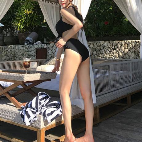 【男ウケ水着】ホルターネックウエストカットアウト谷間クロスデザインモノキニ | エロい格好・男モテ水着・セクシーな水着姿におすすめ