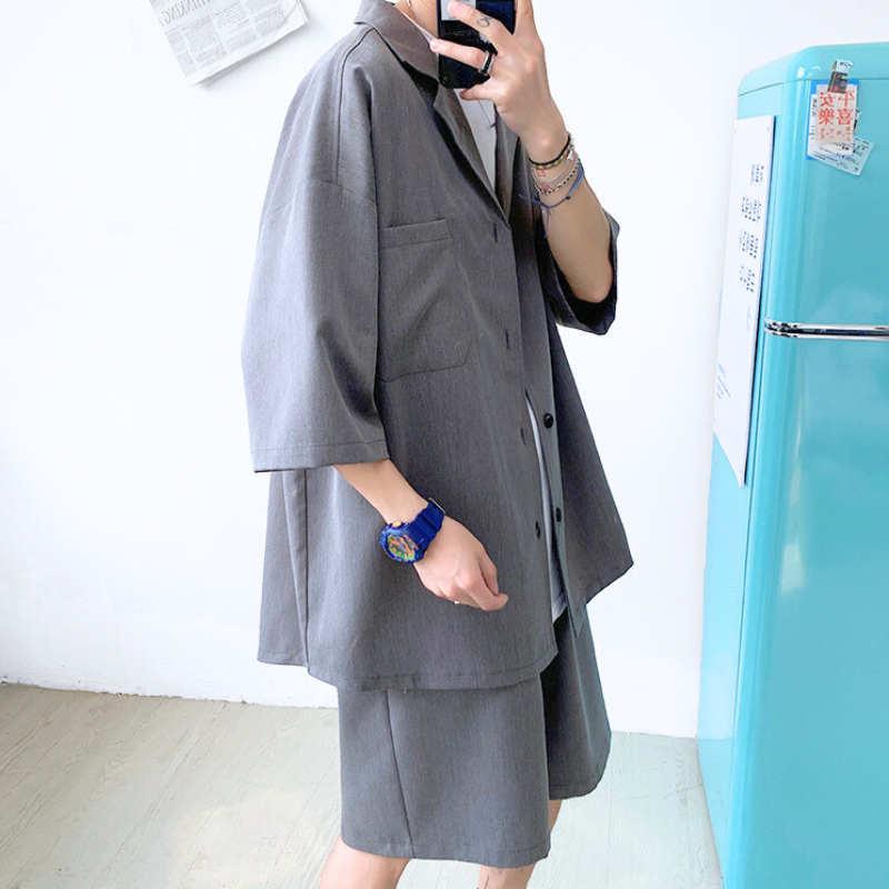 ハーフパンツの腰周りと裾のシルエットを見せる接写カット
