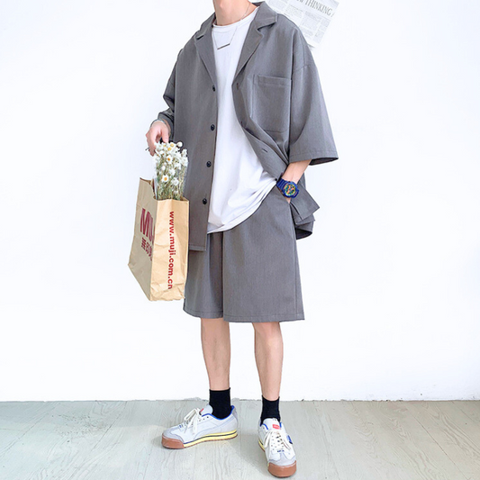 涼感オーバーシャツセットアップの着用イメージ、花束を持った夏コーデ