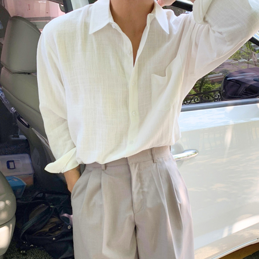 白シャツ×グレーパンツの春夏コーデ。ナチュラルな透け感と柔らかな素材が際立つ1枚。