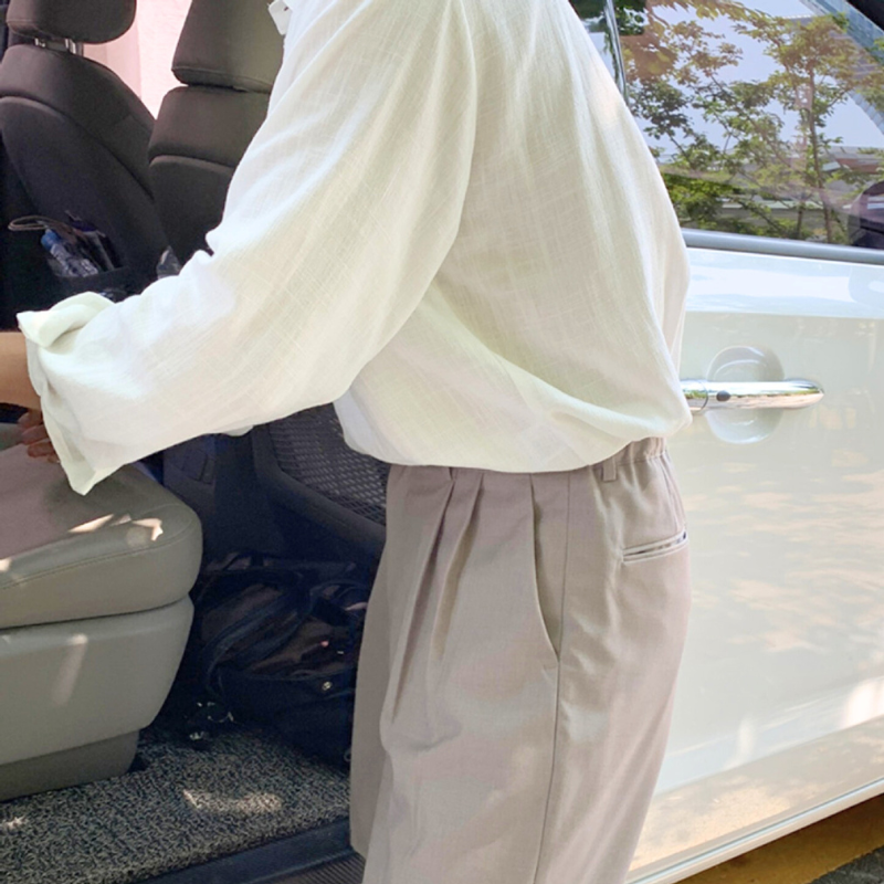 横向きでも美しいシルエットが伝わる白シャツ×ショートパンツの夏スタイル。