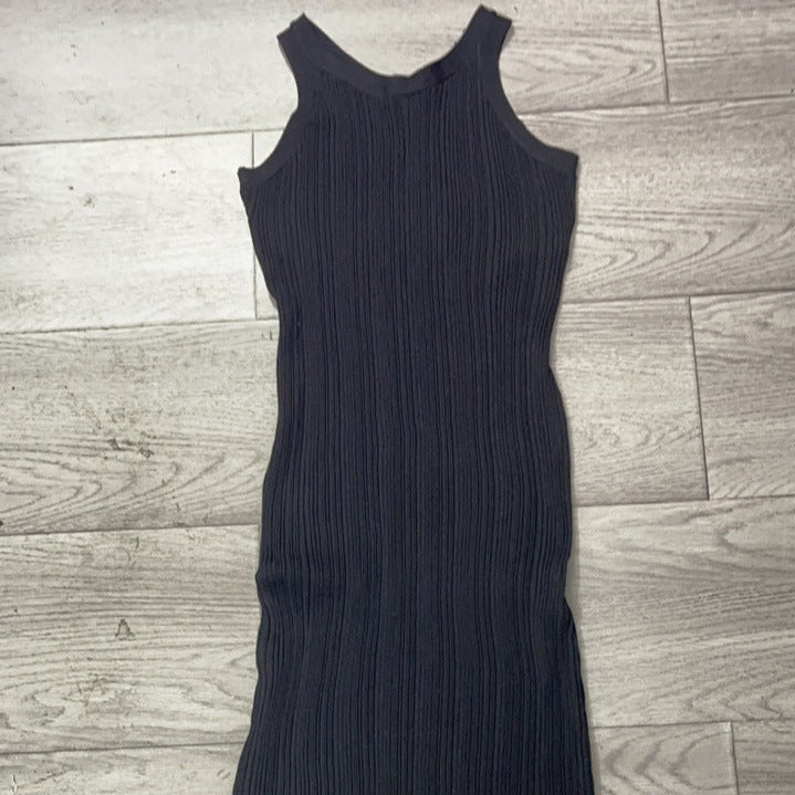 リブ編みの生地をクローズアップ。薄手ながら伸縮性があり、着心地も抜群