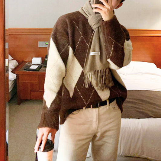 マフラーを巻いたコーデで秋冬感を演出するアーガイル柄セーター