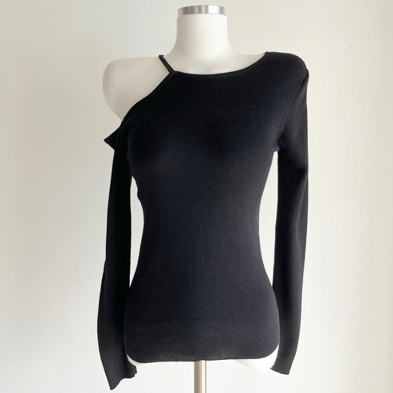 ブラックのアシンメトリーワンショルダーニットトップスのトルソー正面画像