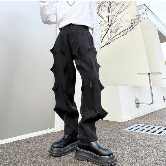 屋外で立っているモデルが着用するアバンギャルドプリーツパンツ(黒)全体コーデ