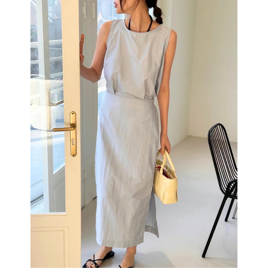 バックカットデザインのトップスとサイドスリットスカートのセットアップ(ブルー)を正面から