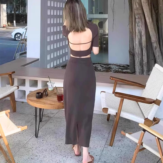 ブラウンのバックオープンリブセットアップの後ろ姿がわかる男ウケデート服イメージ