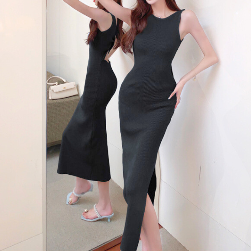 背中見せ×スリット入りで男ウケ抜群なロングワンピ