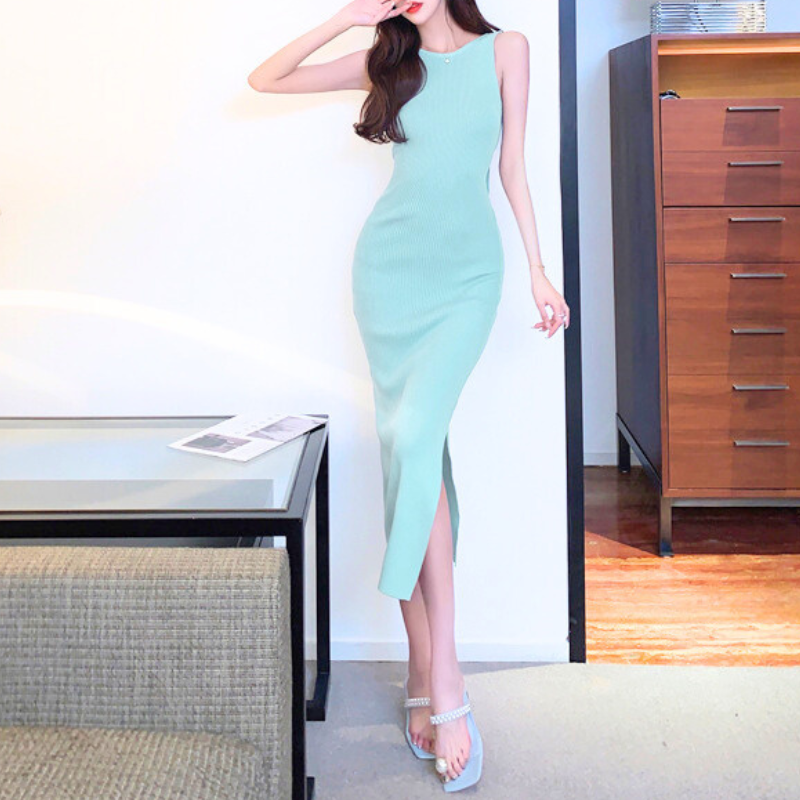 背中リボンとスリットで抜け感を演出する夏ワンピ