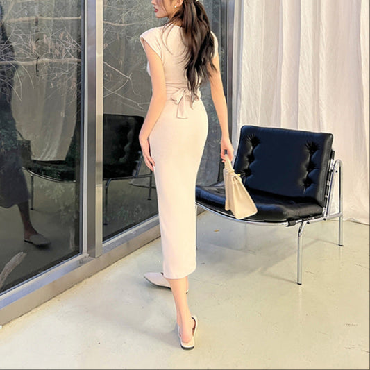 背面から撮影したワンピースで、バックウエストリボンが後ろ姿を可愛く演出