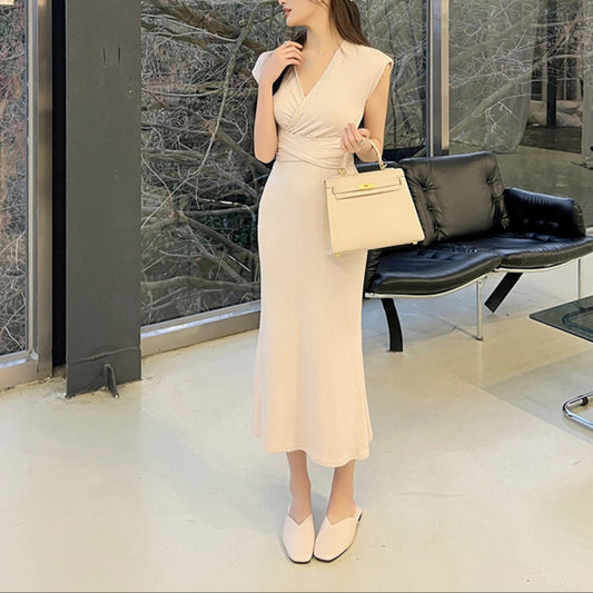 ヒールパンプスを合わせ、脚長効果とウエストリボンのくびれ強調が際立つきれいめコーデ