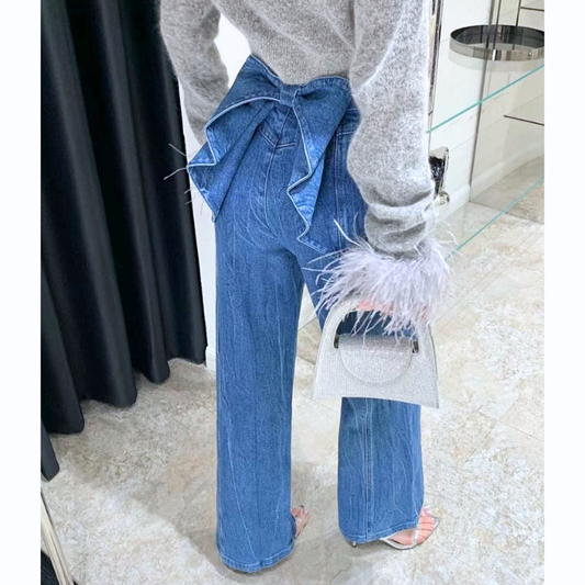 バックリボンが映えるブルーのフレアデニムパンツの後ろ姿