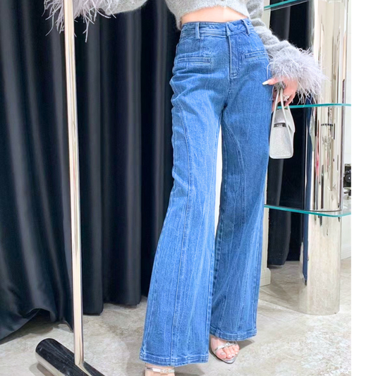 ハイウエストで脚長見えするブルーのフレアデニムパンツの着用写真