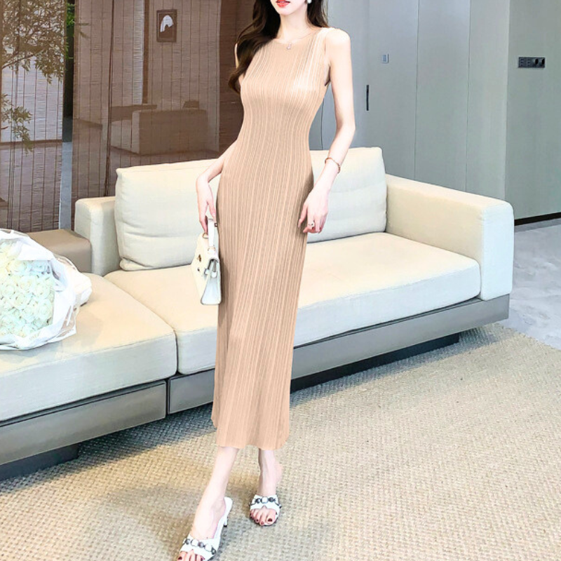 ベージュのリブニットワンピースを斜め前から撮影した着用イメージ