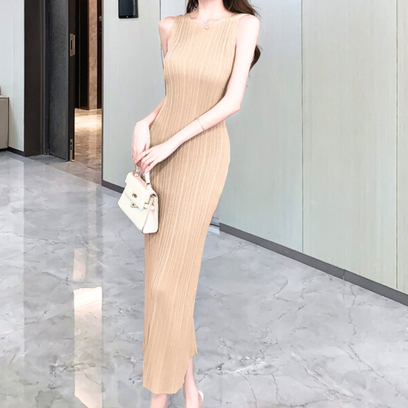 ベージュのリブニットワンピースでホテルのロビーに佇んでいる女性