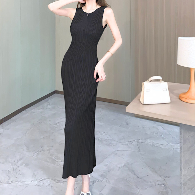 ブラックのリブニットワンピースで斜め前を向く女性