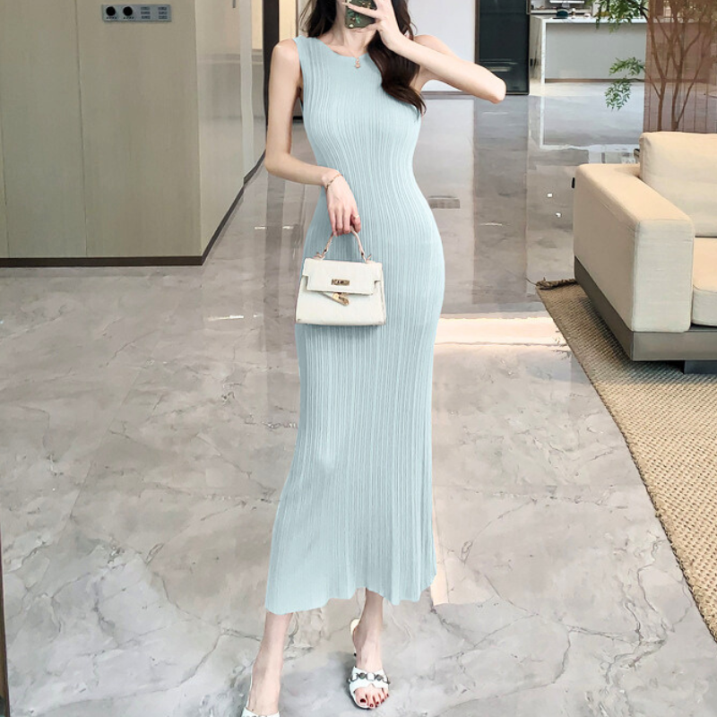 アイスブルーのリブニットワンピースを前から撮影した立ち姿