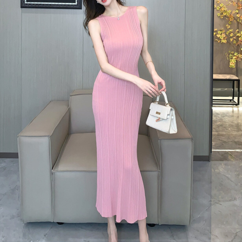 ピンクのバックスリット入りリブニットワンピースを着た女性の全身姿