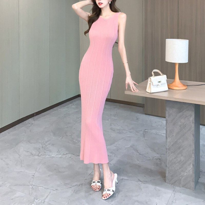 ピンクのリブニットワンピースを正面から撮影したコーデイメージ