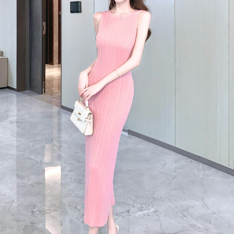 ピンクのリブニットワンピースを着た女性の横向きポーズ