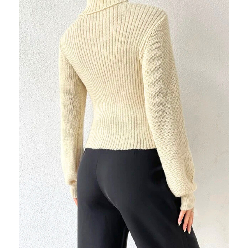 背中まで美シルエットが叶うベージュのリブタートルニット