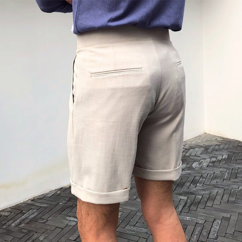 アイボリーショートパンツのバックポケットと丈感がわかる後ろ姿