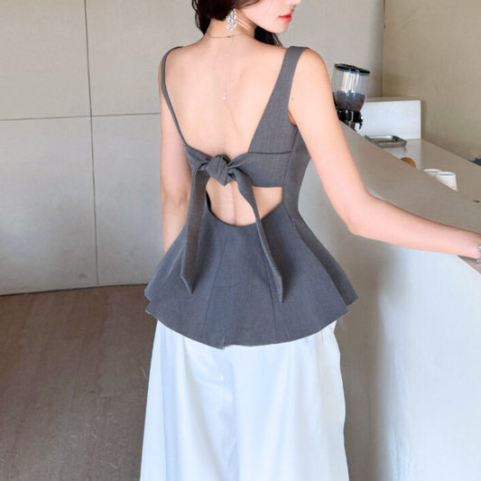 大きく開いたバックリボンデザインのトップス後ろ姿