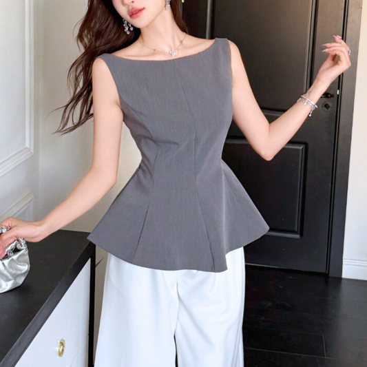 ウエストマークが美しいグレーカラーのノースリーブトップス 正面