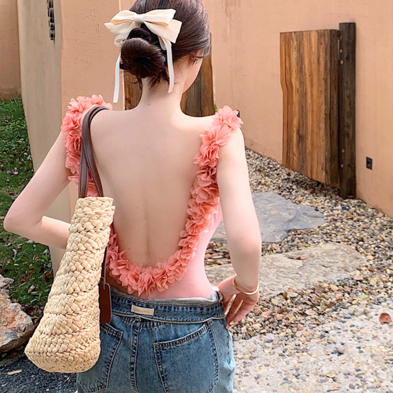 背中のV字カットアウトデザインと花びらストラップが印象的な後ろ姿