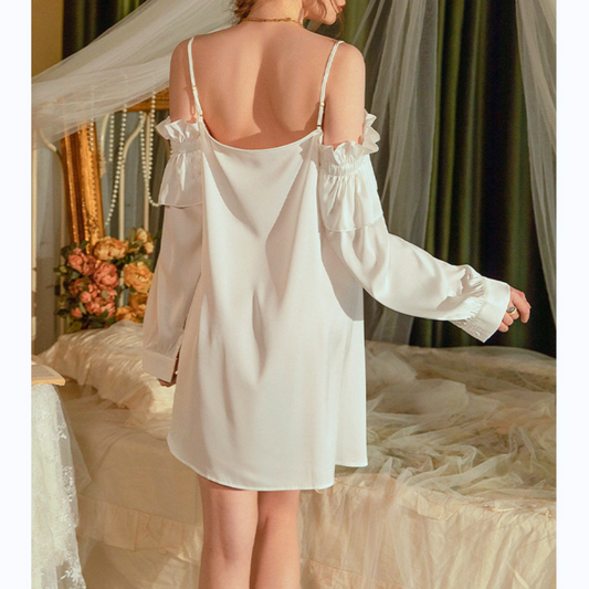 背中まで大胆に開いたバックスタイルが魅力のホワイトナイトドレス