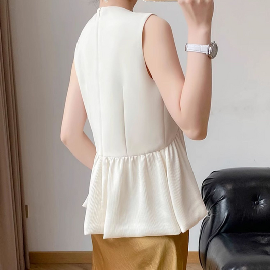 背面はすっきりとした無地デザイン。夏でも涼しく着られる白のブラウス。