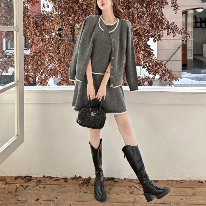 秋の紅葉でバイカラーニットセットアップを着たコーデ(グレー)