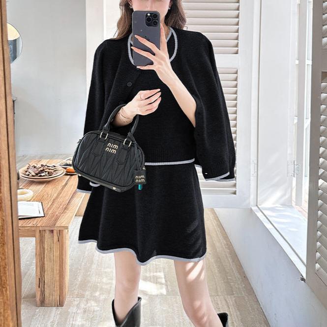 ブラックのスカートシルエットが分かるショット